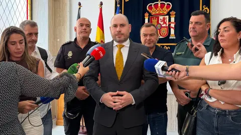 p&eacute;rez triano medios micr&oacute;fonos