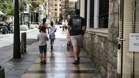 gente calle verano