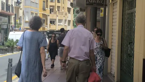 gente calle verano