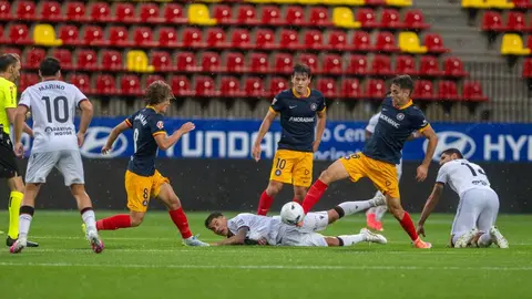 Kuki Zalazar disputa un bal&oacute;n desde el suelo