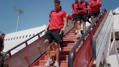 Jugadores de la AD Ceuta, a su llegada al aeropuerto de Palma