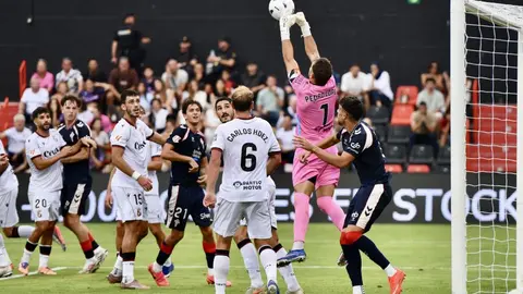 Pedro L&oacute;pez atrapa el bal&oacute;n en un ataque del Celta B
