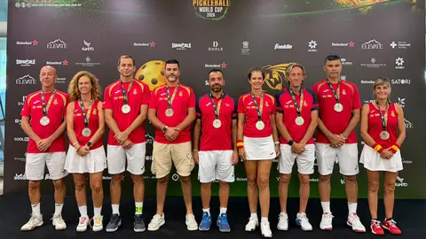 El ceut&iacute; Yasin Harr&uacute;s -cuarto por la izquierda- posa con la selecci&oacute;n espa&ntilde;ola campeona del mundo