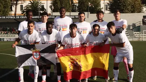 Formaci&oacute;n del Ceuta B, con las banderas de Ceuta y Espa&ntilde;a