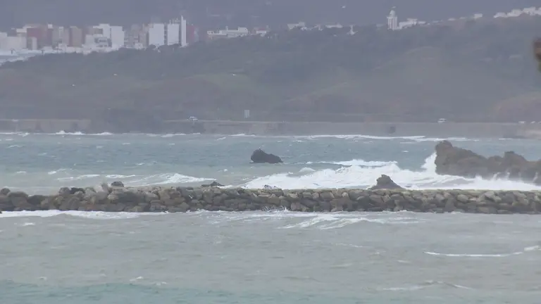 Todas las conexiones marítimas y parte de los vuelos entre Ceuta y la península, cancelados por el temporal