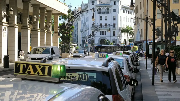 Los taxistas podrán vestir bermudas desde este lunes, 1 de junio