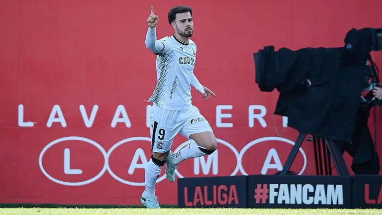 El Ceuta se mantiene a un punto de los puestos de ‘play off’ de ascenso y se sitúa a catorce del descenso