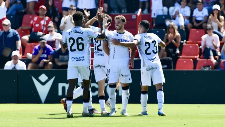El Ceuta abrocha con una victoria su histórica temporada (1-0)