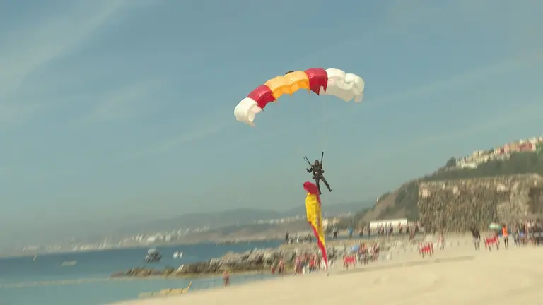 Los paracaidistas de la BRIPAC encandilan a Ceuta en su salto sobre La Ribera