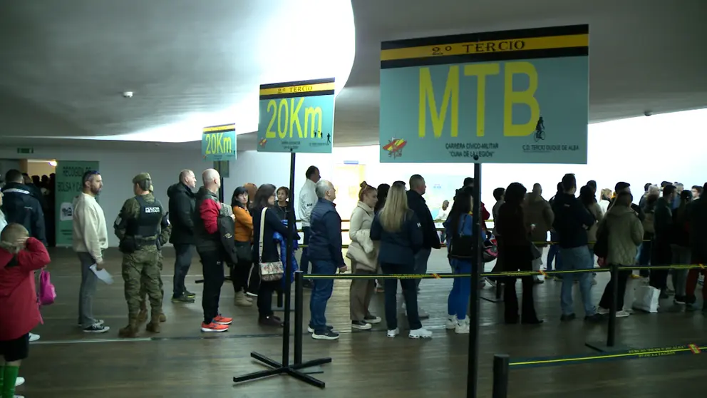 Colas para recoger los dorsales de la Cuna de la Legi&oacute;n en una edici&oacute;n anterior