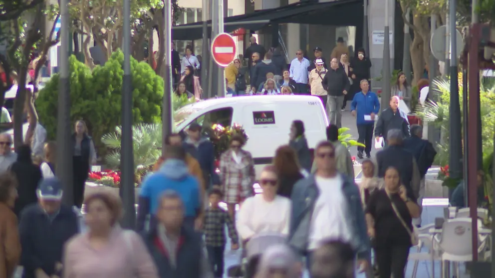 GENTE POR LA CALLE EN CEUTA