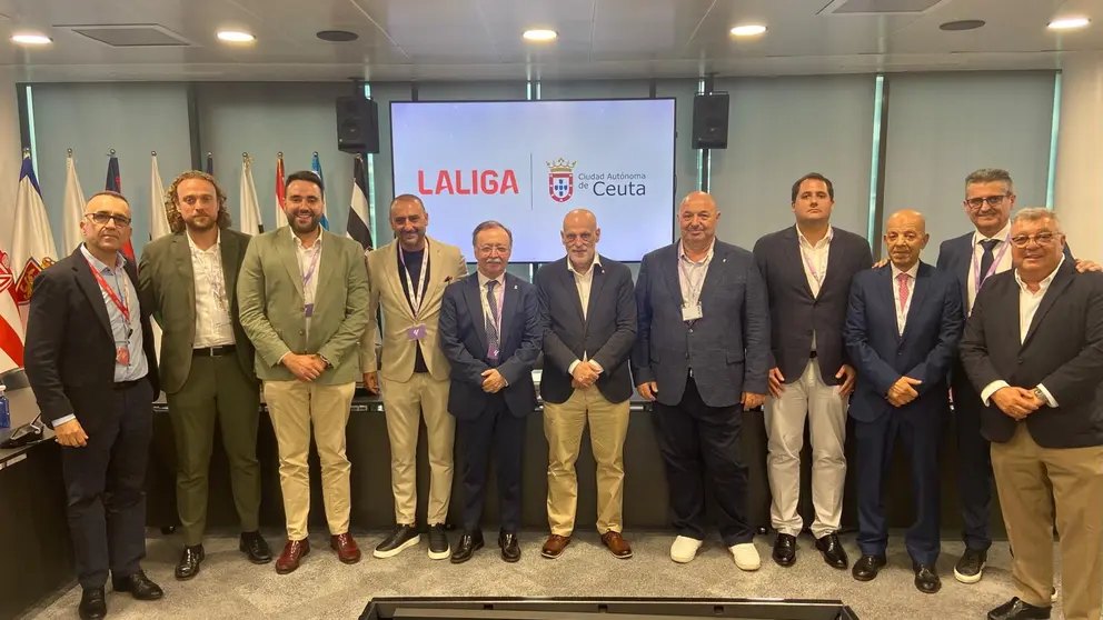 Javier Tebas, junto a los presidentes de Ceuta y de la AD Ceuta, en una reuni&oacute;n en LaLiga