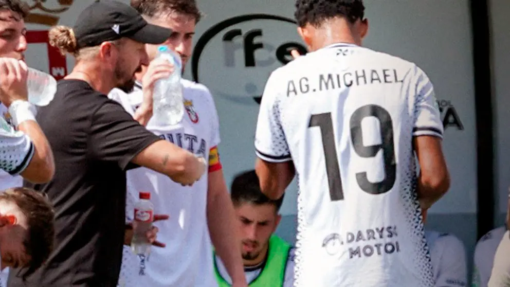 David Polaco, dando instrucciones a sus jugadores durante un partido