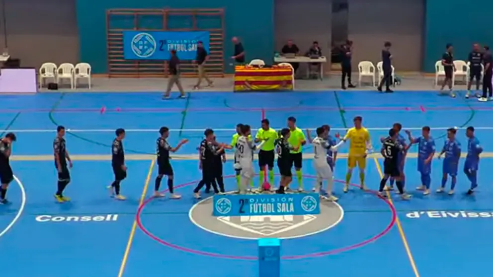 Los jugadores de Ceutí y Gasifred se saludan antes del comienzo del partido