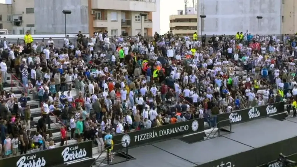 Momento en el que el aficionado del Ceuta era atendido en el Gol Sur del Murube