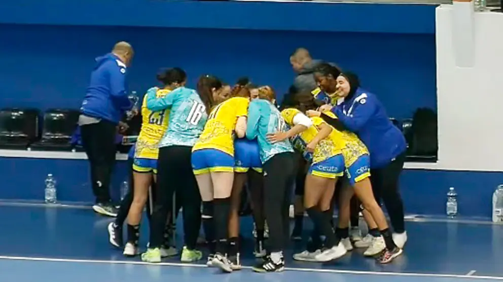 Las jugadoras del Estudiantes, antes de empezar su partido frente al Torrejón