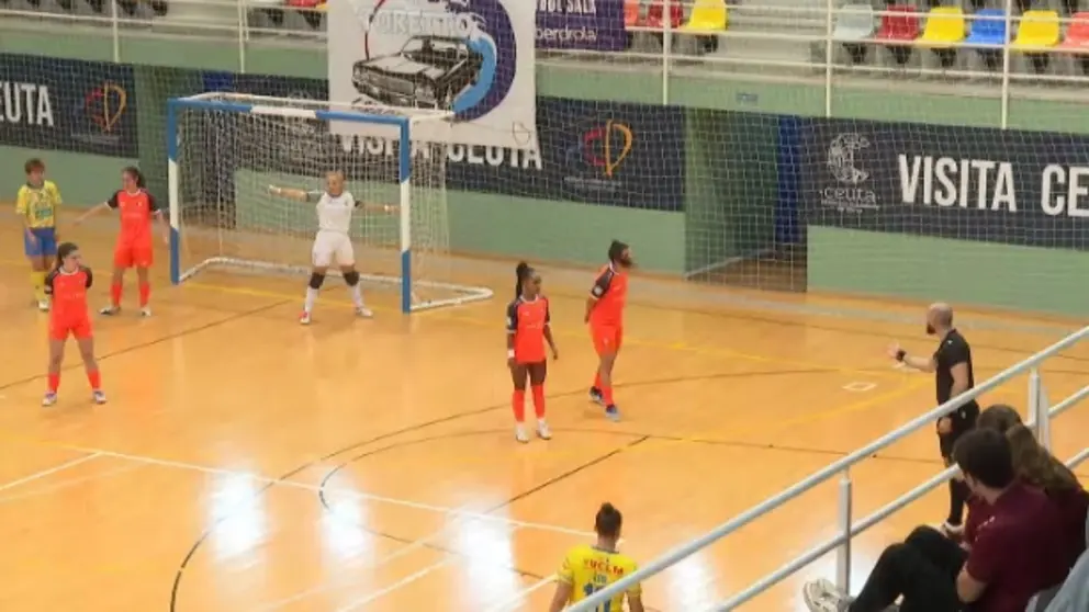 Un momento del partido de este domingo entre Camoens y Salesianos