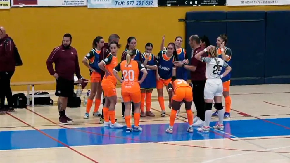 Las jugadoras del Camoens, durante un tiempo muerto, este sábado en Martos
