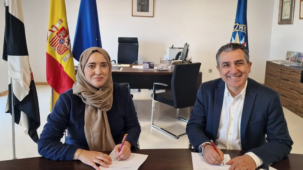 Foto firma UNED Ceuta-Asoc Autismo