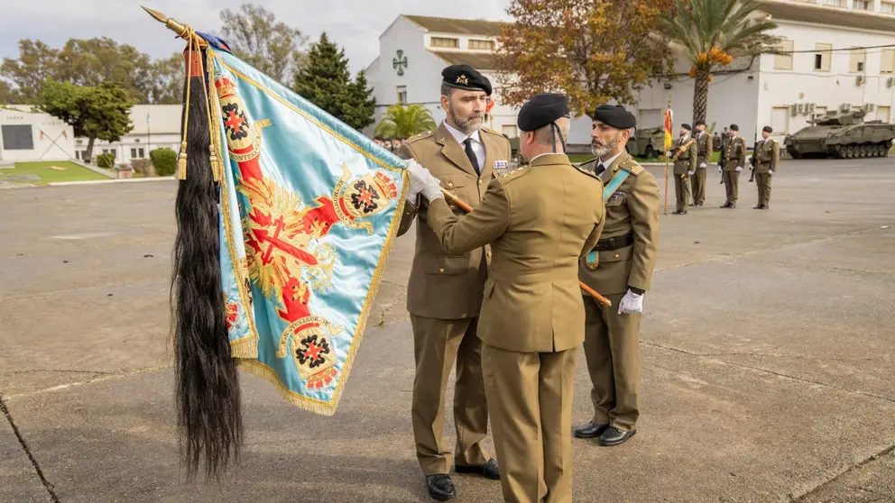 Foto 1 Entrega del Estandarte del Regimiento de Caballer&iacute;a Montesa 3 del coronel Ben&eacute;itez al teniente coronel Martel