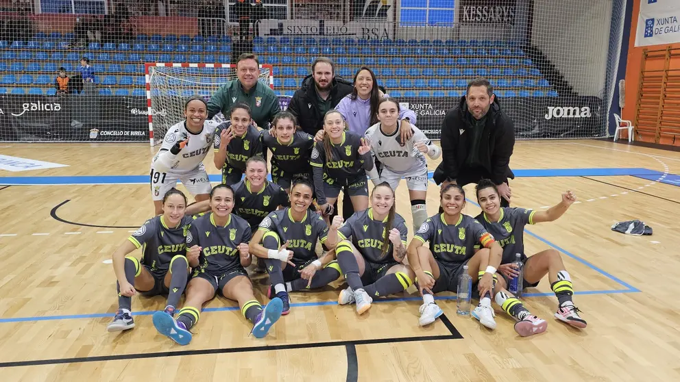 Las integrantes del Ceuta Femenino celebran su triunfo de este s&aacute;bado en Burela