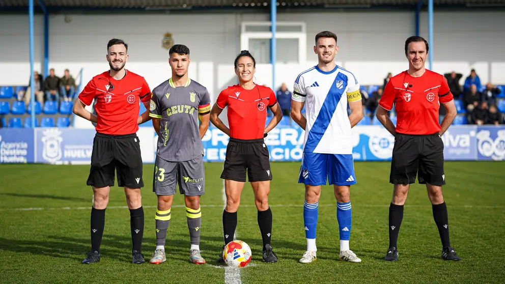 Los capitanes de Ceuta B y Atl&eacute;tico Onubense, junto al equipo arbitral