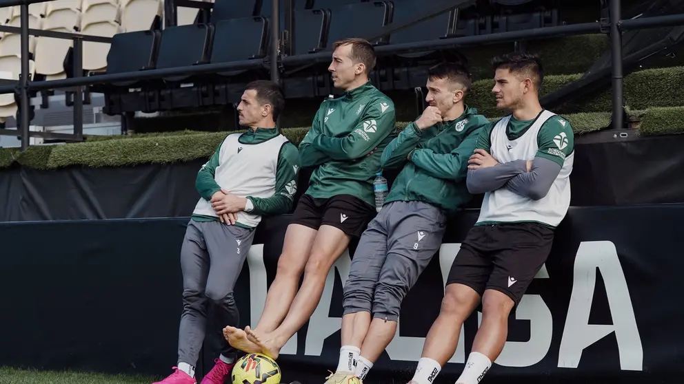 Jugadores del Ceuta, durante el entrenamiento de este domingo en el Murube