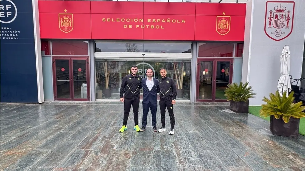 Los representantes del arbitraje ceut&iacute;, en la sede de la RFEF