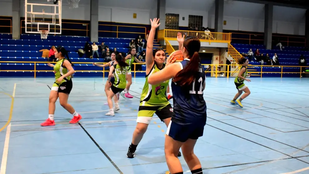 Imagen de un partido de uno de los equipos de La Inmaculada y del CB Ceuta en el Campoamor