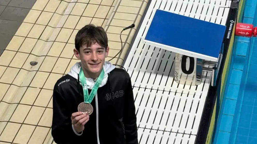 Jaime L&oacute;pez posa con una de las medallas conseguidas en C&aacute;diz