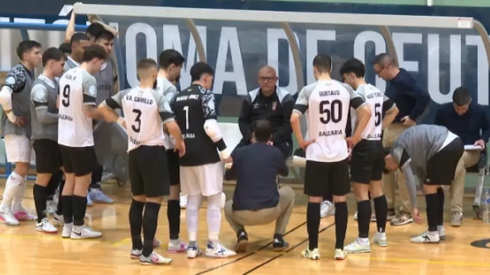 Los componentes del Ceut&iacute;, durante un tiempo muerto en el partido de este s&aacute;bado