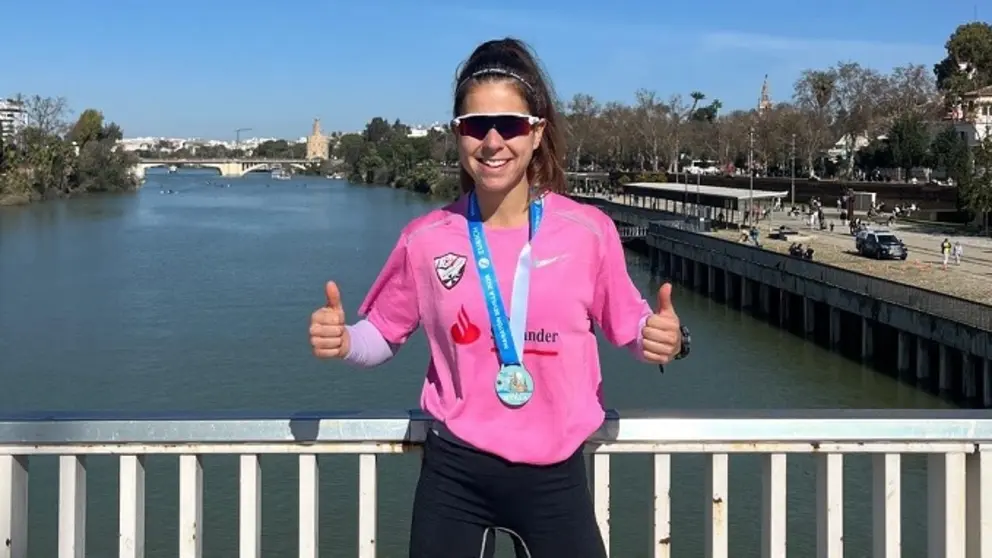 Mar&iacute;a Romero posa tras completar la Marat&oacute;n de Sevilla