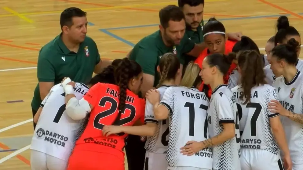 Las ceut&iacute;es, antes de empezar su partido en la pista del Penya Esplugues