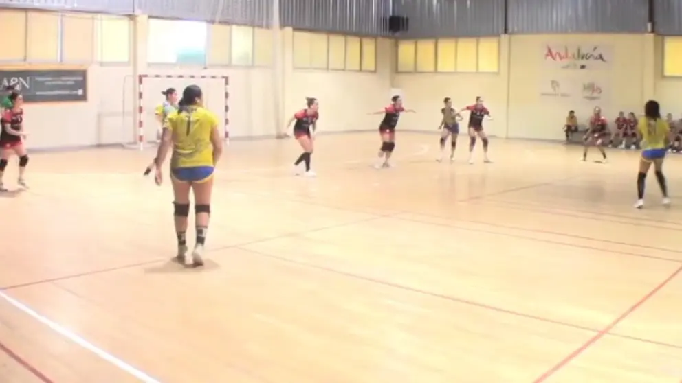 Un lance del partido disputado este s&aacute;bado en la pista del Mijas