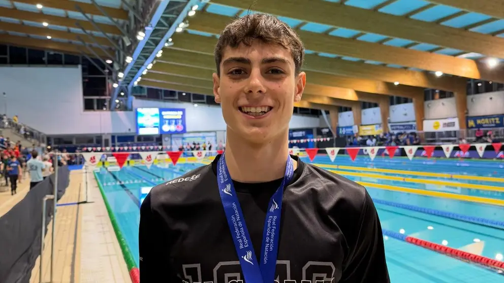 Alejandro L&oacute;pez, con la medalla de plata lograda en los 200 metros espalda
