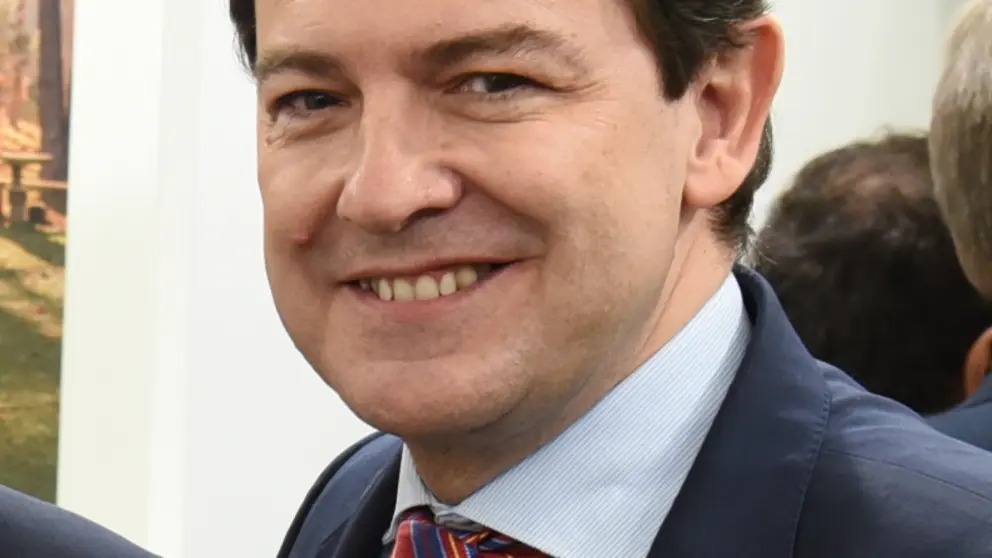 (Alfonso_Fern&aacute;ndez_Ma&ntilde;ueco)_Encuentro_con_el_presidente_de_Castilla_y_Le&oacute;n_en_FITUR_(49434213072)_(cropped)