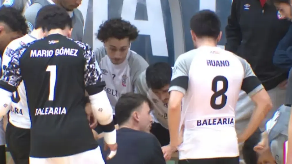 Nacho Garc&iacute;a y sus jugadores, durante un tiempo muerto