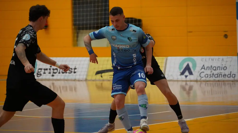 Un momento del partido disputado este s&aacute;bado por el Ceut&iacute; en El Ejido