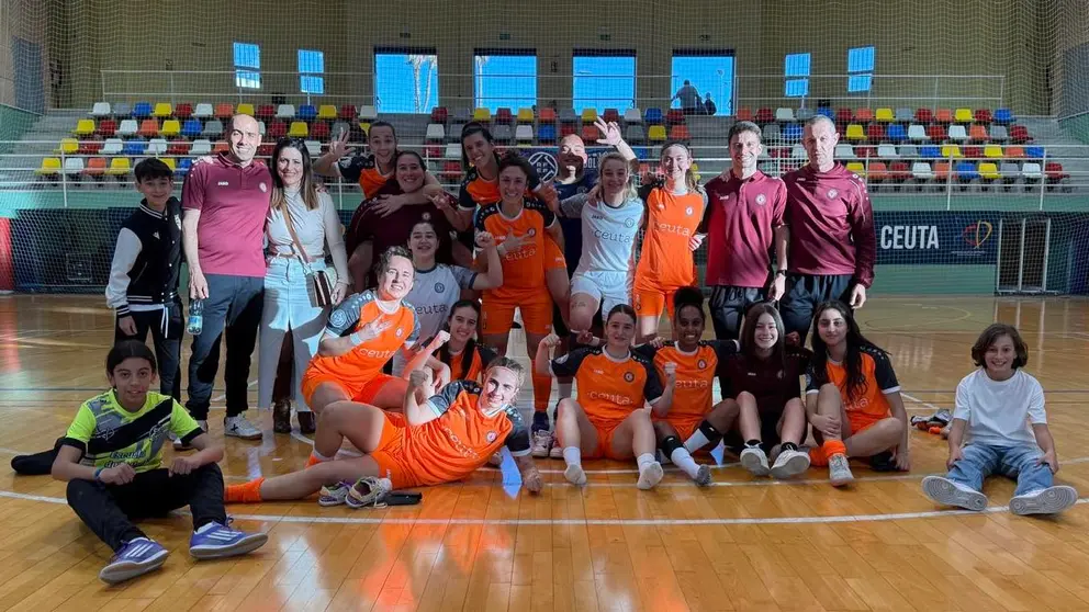 Las componentes del Camoens celebran la victoria cosechada en el 'Guillermo Molina'