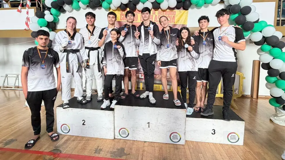 Los taekwondistas ceut&iacute;es posan con sus medallas