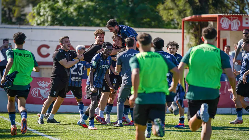 Los jugadores del Ceuta B celebran el gol del empate de Danil en el tiempo a&ntilde;adido