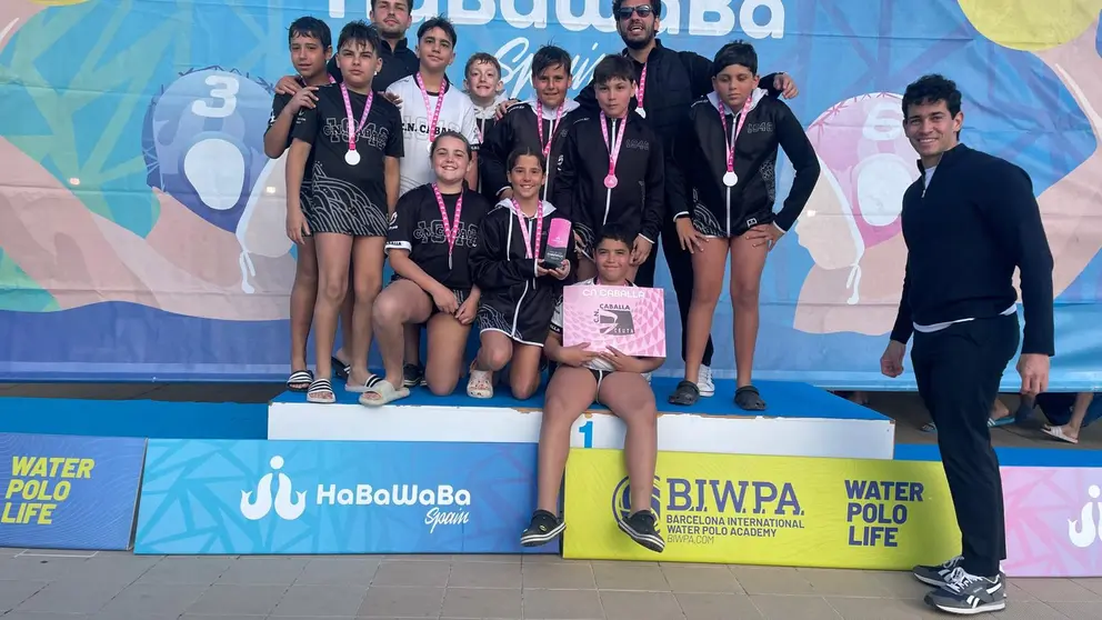 Los componentes del Caballa alev&iacute;n, en el podio