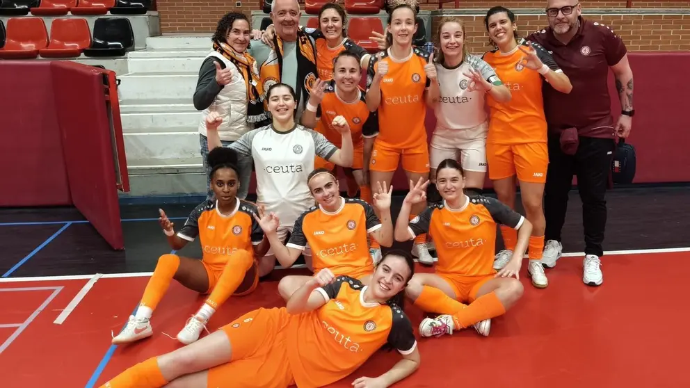 Las jugadoras del Camoens celebran su victoria en Azuqueca