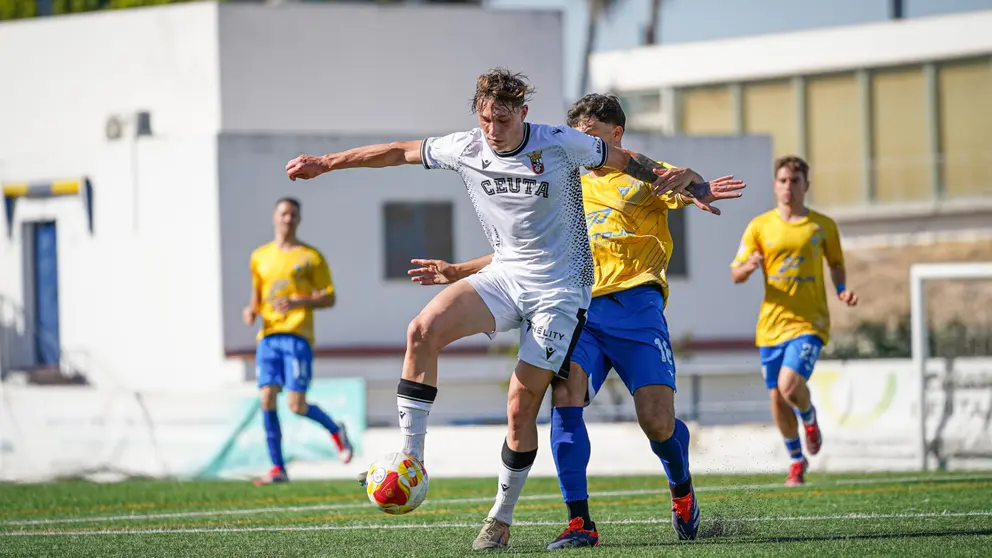 Danil Ankudinov protege el bal&oacute;n ante un jugador del Tomares
