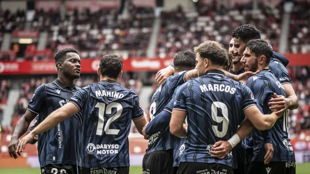 Jugadores de la AD Ceuta celebran el segundo tanto, obra de Konrad de la Fuente