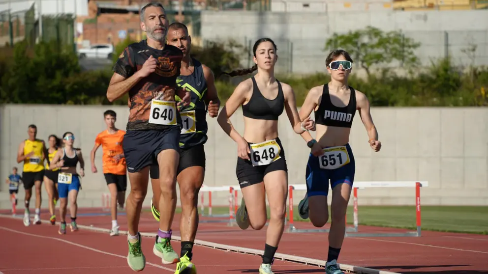 Un grupo de atletas, durante una de las pruebas celebradas en la pista de Loma Margarita