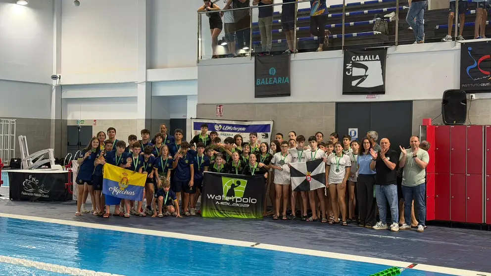 Una imagen de la entrega de trofeos en la piscina 'Lorena Miranda'