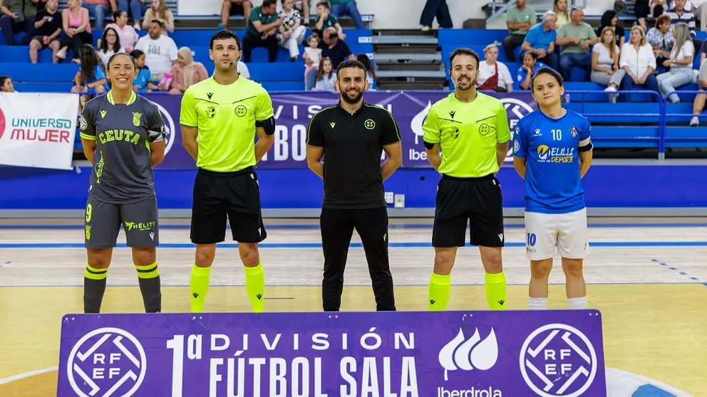 las capitanas de Ceuta y Torreblanca, junto al equipo arbitral, antes de empezar el partido en el pabell&oacute;n 'Javier Imbroda'
