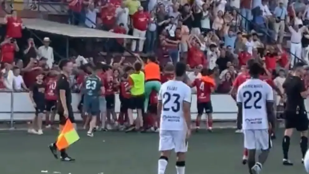 Jugadores del Dos Hermanas celebran uno de los goles de su remontada ante el Ceuta B