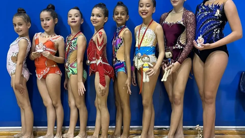 Algunas de las gimnastas ceut&iacute;es posan con la medallas conquistadas en C&aacute;diz